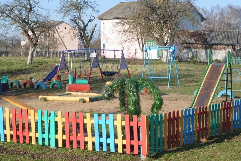 В агрогородке Андраны на детской площадке появился игровой комплекс