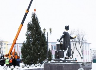На площади Петра Мстиславца установили городскую ёлку