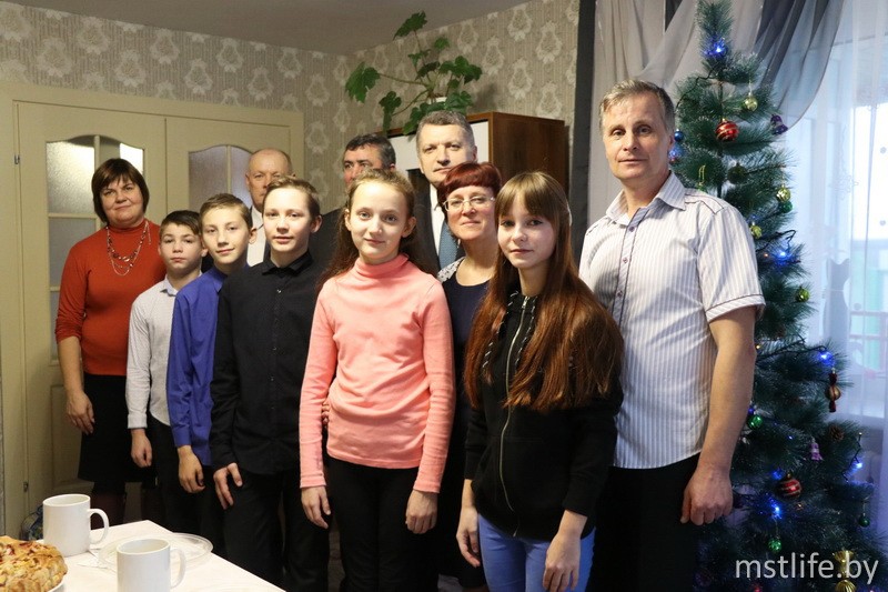 Председатель областного суда Игорь Прошко посетил дом семейного типа в агрогородке Рязанцы
