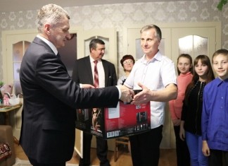 Председатель областного суда Игорь Прошко посетил дом семейного типа в агрогородке Рязанцы