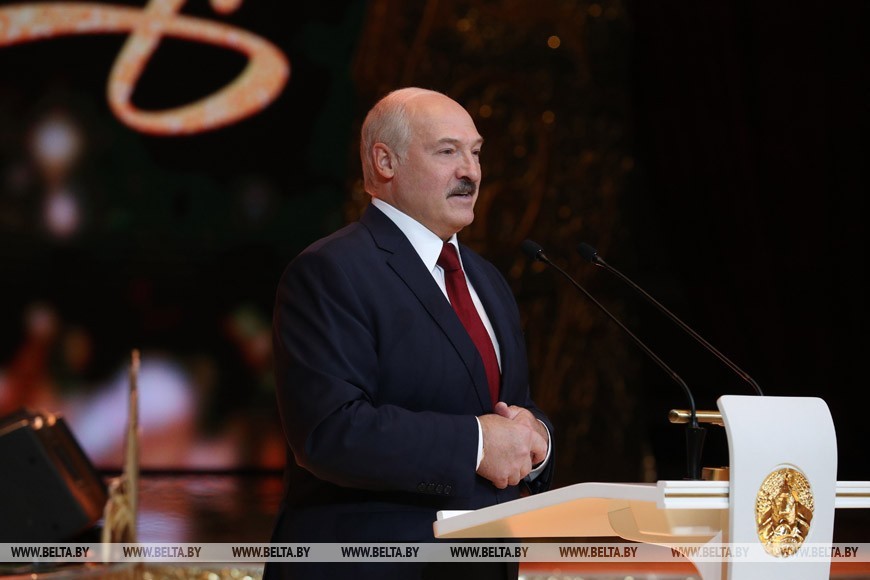 Лукашенко: белорусскому народу под силу преодолеть все трудности