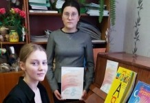 Победительницы Международной олимпиады по сольфеджио Алина Малахова и Серафима Ващенко рады своим успехам. Фото из архива ДШИ.