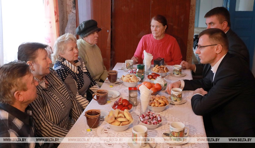 О здоровье, транспорте и соцуслугах – Андрей Кунцевич встретился с жителями деревни Косичи