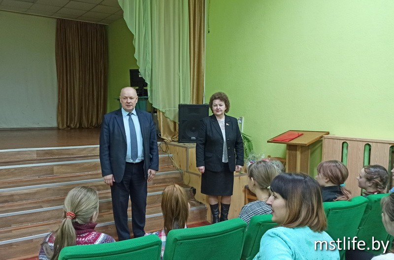 Депутат Палаты представителей Елена Колеснёва встретилась с педагогами и учащимися Рязанцевской школы и провела приём граждан