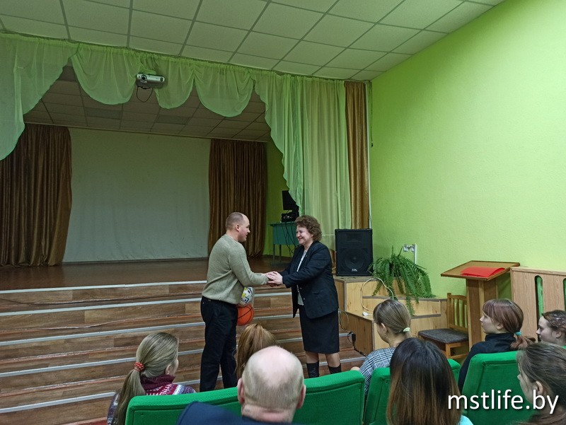 Депутат Палаты представителей Елена Колеснёва встретилась с педагогами и учащимися Рязанцевской школы и провела приём граждан
