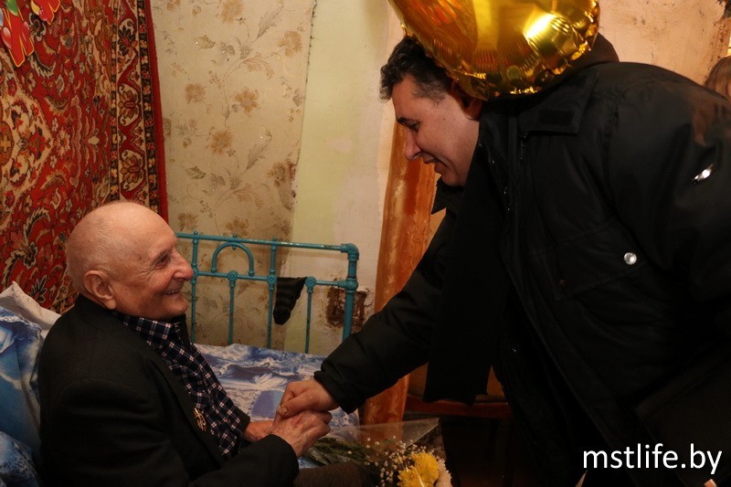 Подарки и поздравления с 95-летием — ветерану Великой Отечественной войны Фёдору Савостину