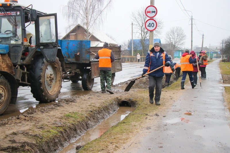 Мстиславские коммунальщики наводят порядок на городских улицах