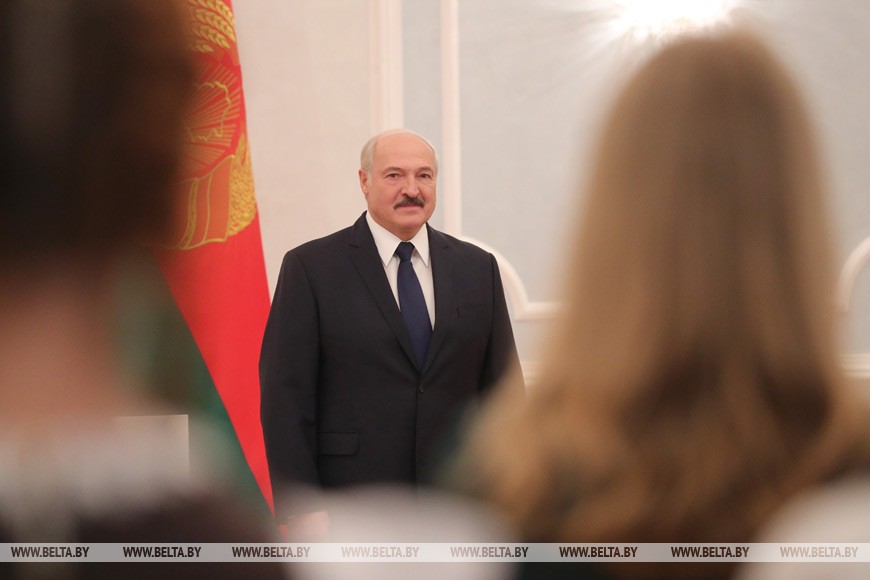 "Вижу в вашем лице амбициозную Беларусь" - Лукашенко вручил паспорта юным гражданам страны