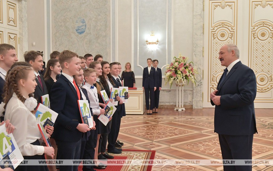 "Вижу в вашем лице амбициозную Беларусь" - Лукашенко вручил паспорта юным гражданам страны