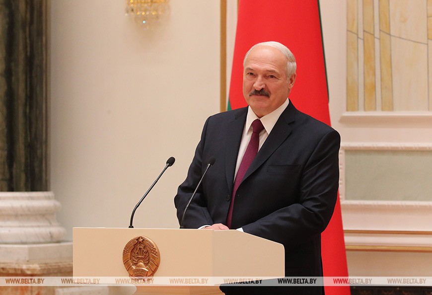 "Спасибо за всё, что делаете для страны и народа" — Лукашенко вручил госнаграды и генеральские погоны