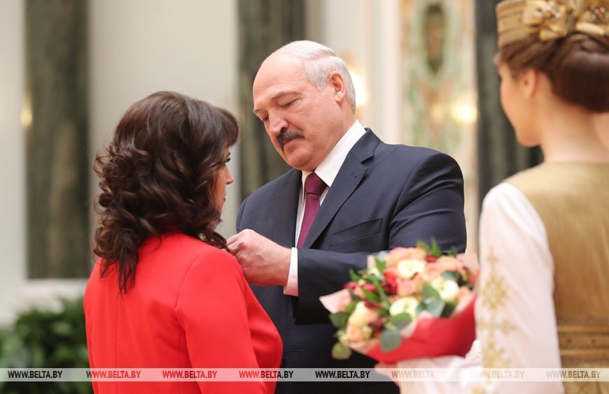 "Спасибо за всё, что делаете для страны и народа" — Лукашенко вручил госнаграды и генеральские погоны