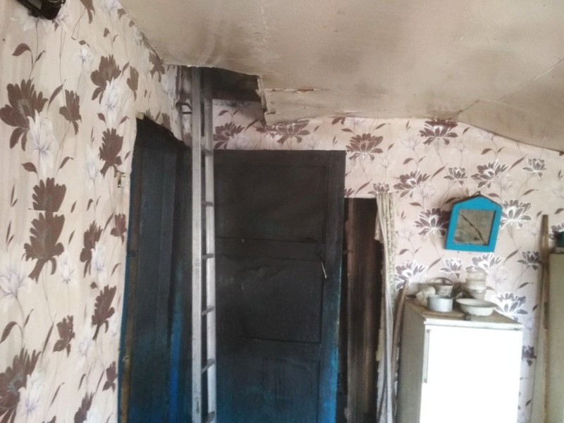 Пожар в деревне Парадино повредил потолочное перекрытие, стены и имущество в доме