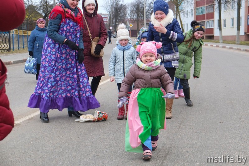 С песнями, плясками и блинами встречали весну в Мстиславле. Фоторепортаж