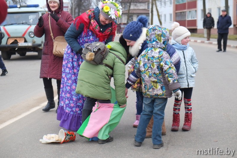 С песнями, плясками и блинами встречали весну в Мстиславле. Фоторепортаж