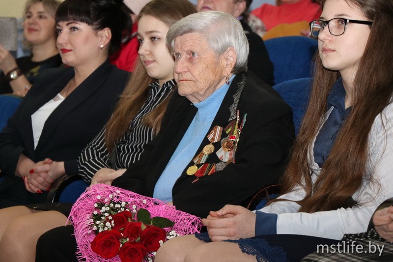 Цветы и Орден Матери. Мстиславчанок поздравили с Международным женским днём