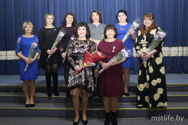 Цветы и Орден Матери. Мстиславчанок поздравили с Международным женским днём