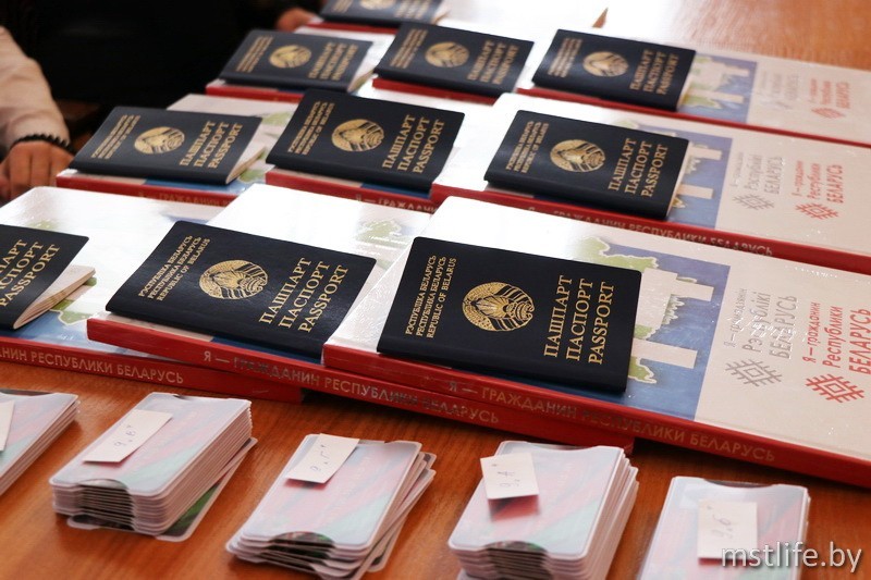 Шаг к взрослению. Юным мстиславчанам накануне Дня Конституции вручили паспорта