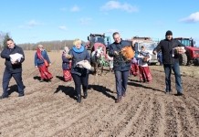 Праздник первой борозды. С народного обряда «Засевки» началась посевная кампания в Мстиславском районе На поле возле аг. Копачи прошёл старинный народный обряд «Засевки».