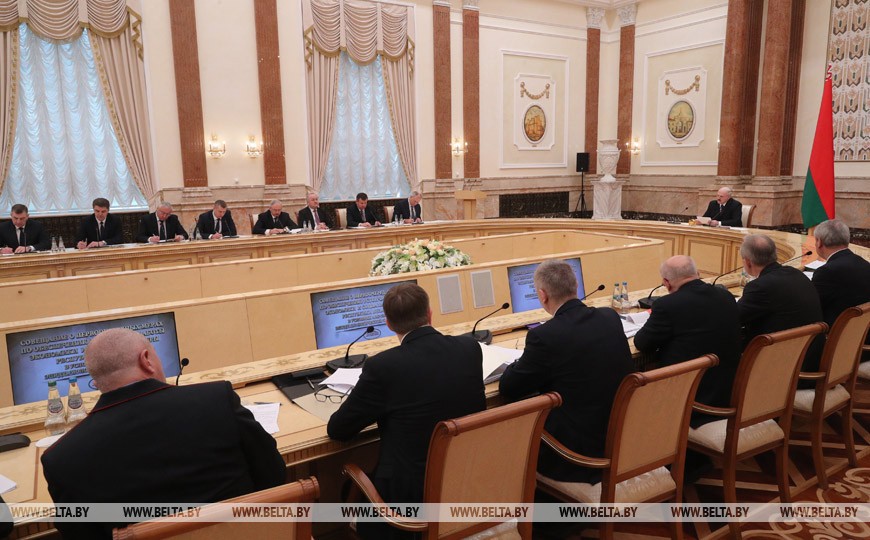 У Лукашенко обсудили первоочередные меры по обеспечению устойчивой работы экономики и социальной сферы