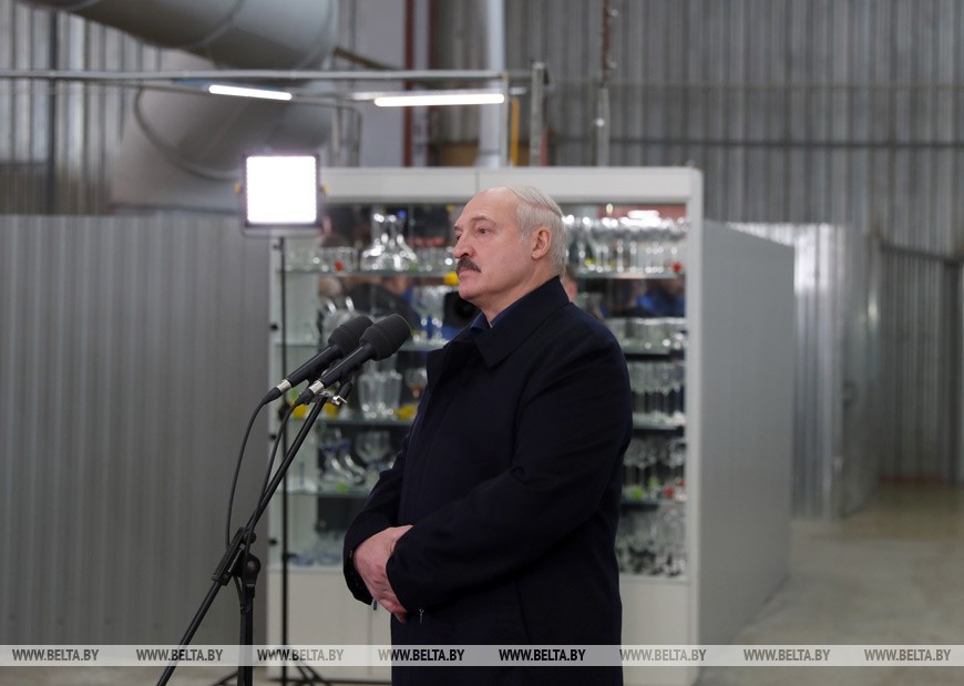 "Главное — сохранить трудовые коллективы" — Лукашенко пообещал поддержать предприятия на местах