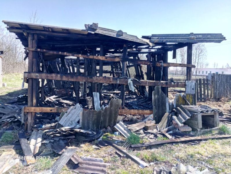 Огонь уничтожил хозяйственные постройки в Заболотье