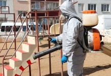 От детских площадок до домофонных кнопок. Как мстиславские коммунальщики проводят дезинфекцию общественных мест