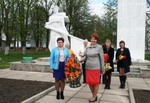 В Мстиславском районе продолжают нести цветы к памятникам и монументам