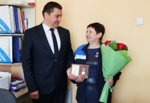 Посмотрите, какую награду вручил мстиславчанке генеральный директор РУП «Могилёвоблгаз»