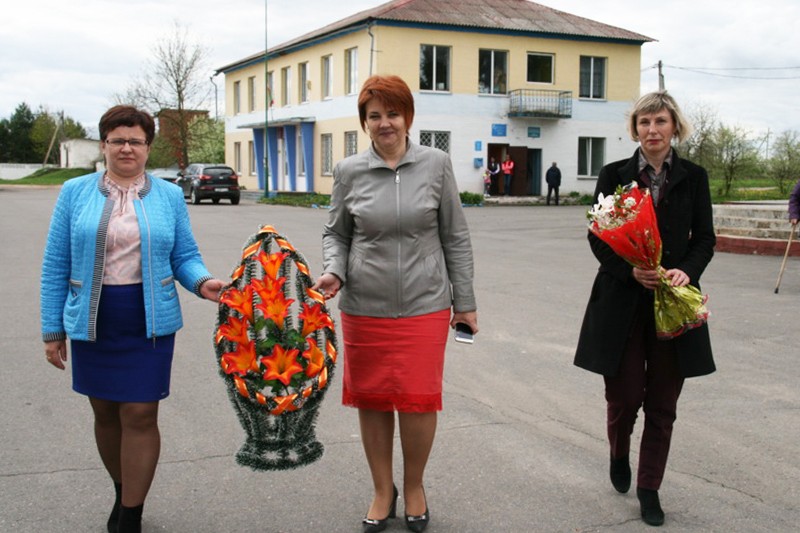 В Мстиславском районе продолжают нести цветы к памятникам и монументам