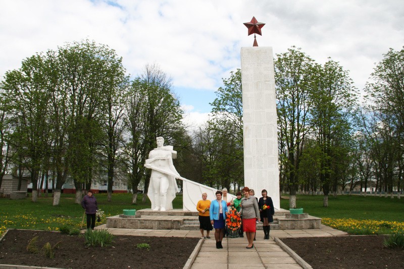 В Мстиславском районе продолжают нести цветы к памятникам и монументам