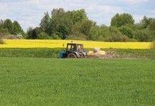 На мстиславских полях завершается химпрополка яровых зерновых На мстиславских полях завершается химпрополка яровых зерновых