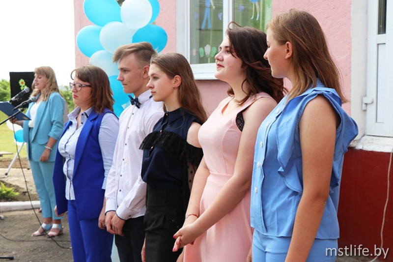 Выпускникам школ Мстиславского района вручены аттестаты и свидетельства об образовании. Обновлено