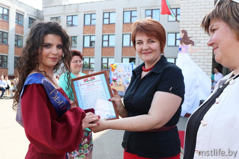 Выпускникам школ Мстиславского района вручены аттестаты и свидетельства об образовании. Обновлено
