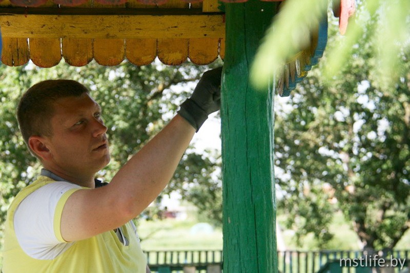 В рамках республиканского проекта «#РаЗАм з бацькамi» в Мстиславле обновляют детские площадки