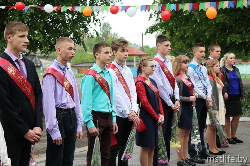 Праздник последнего звонка. 14 выпускников Мстиславского интерната попрощались со школой