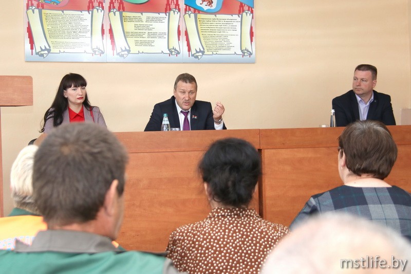 Сенатор Валерий Полищук встретился с трудовыми коллективами Мстиславского района 