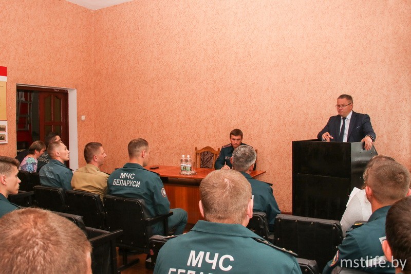 Дмитрий Пимошенко встретился с жителями Подлужья и пообщался со спасателями