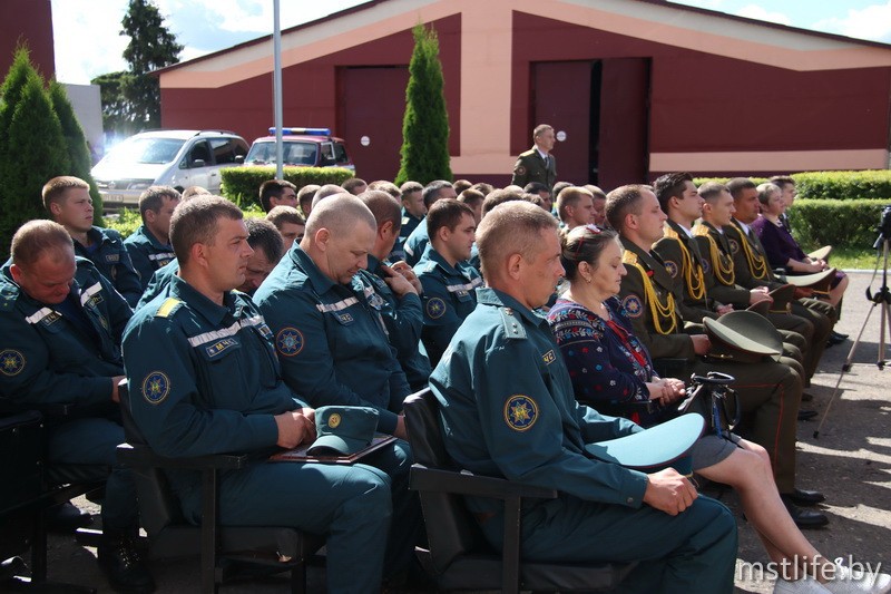 Юбилейными медалями и очередными званиями отметили День пожарной службы в Мстиславле