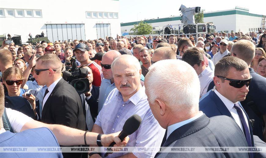 Лукашенко о предприятиях: "плохой" Президент держал лишнюю численность, чтобы людей не выбрасывали на улицу