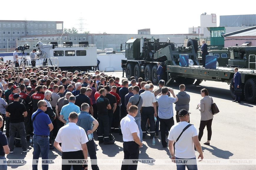 Лукашенко о предприятиях: "плохой" Президент держал лишнюю численность, чтобы людей не выбрасывали на улицу