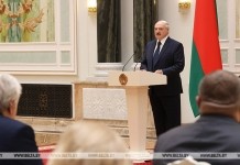 Лукашенко поблагодарил медиков: все вы, забыв о регалиях, шли к общей цели не жалея сил