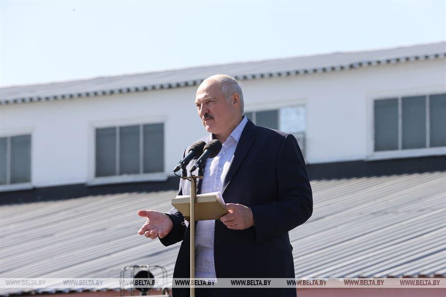 "Не под давлением и не через улицу" — Лукашенко о передаче полномочий и изменении Конституции