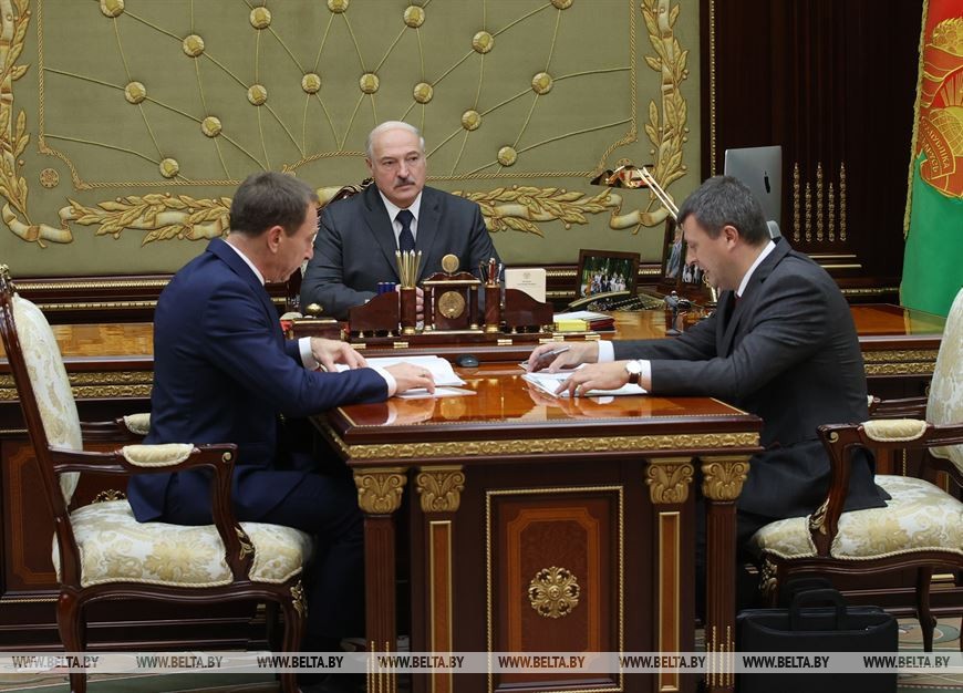 О зарплатах, пенсиях и внешнем долге — Лукашенко принял с докладом первого вице-премьера и министра финансов