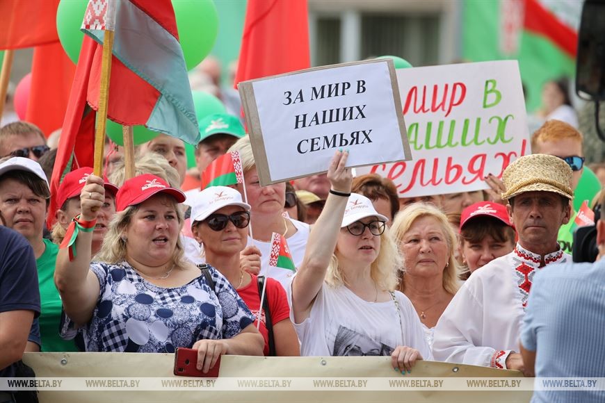 Лукашенко: люди просят спокойной жизни, и мы должны им эту жизнь предоставить