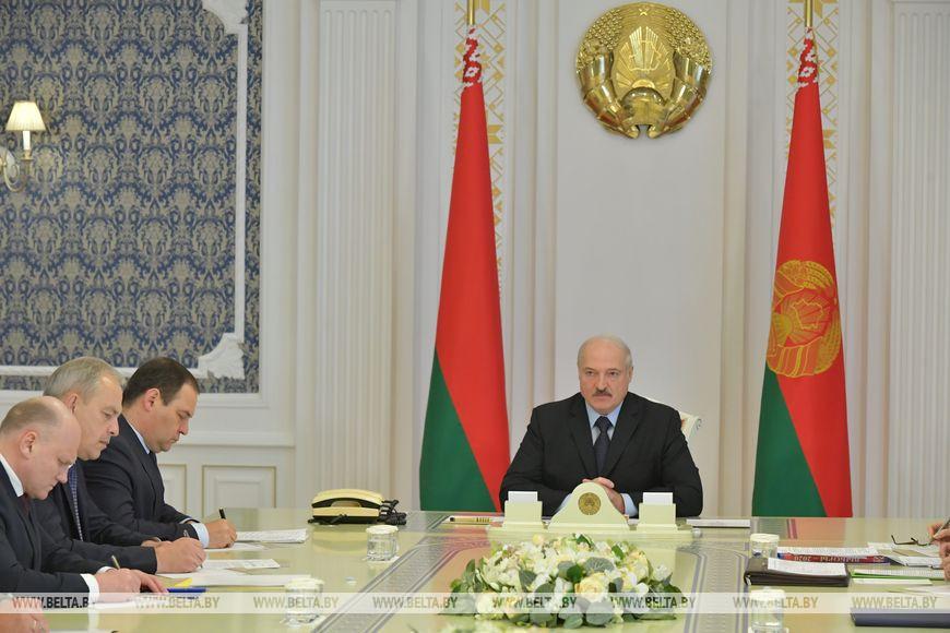 Лукашенко собрал совещание по актуальным вопросам