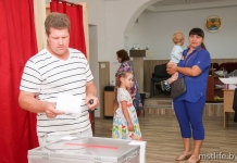 Избиратели Дзержинского участка для голосования №3 в Мстиславле активно идут на выборы