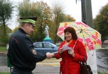 Мстиславские сотрудники ОГАИ напомнили пешеходам о ПДД и подарили фликеры