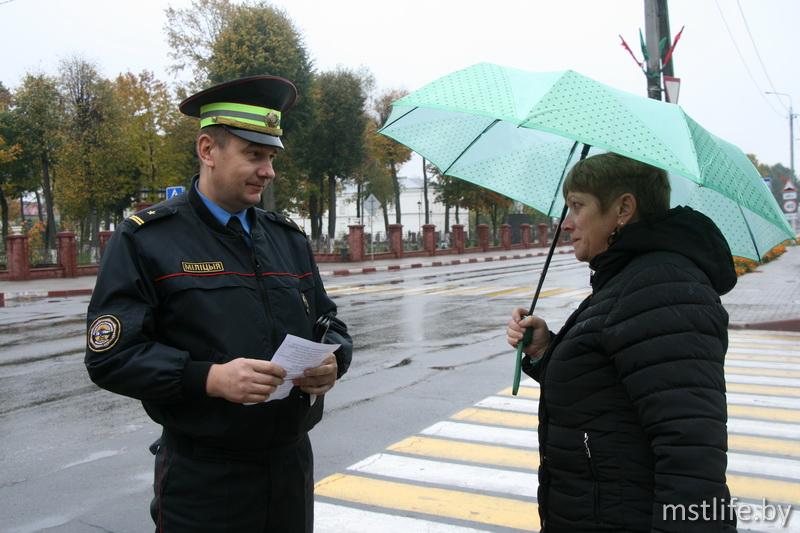 Мстиславские сотрудники ОГАИ напомнили пешеходам о ПДД и подарили фликеры