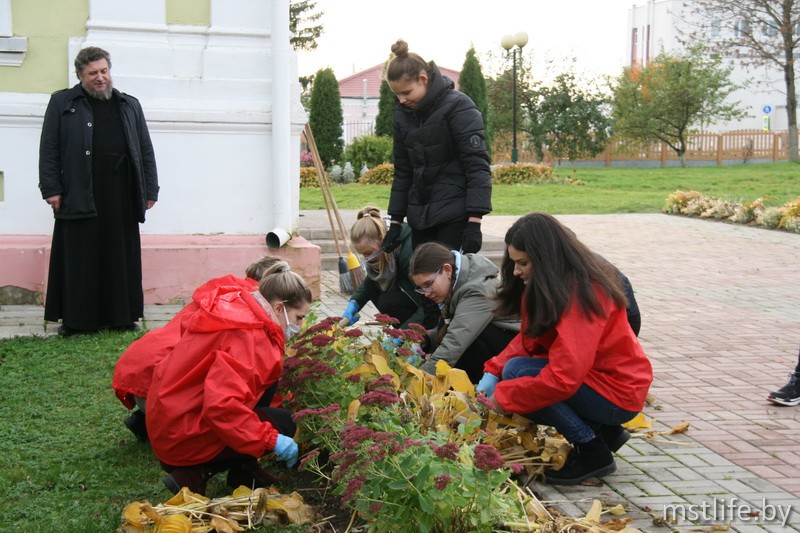 Восстановление святынь Беларуси. Как участники волонтёрского движения благоустраивают территории городских храмов