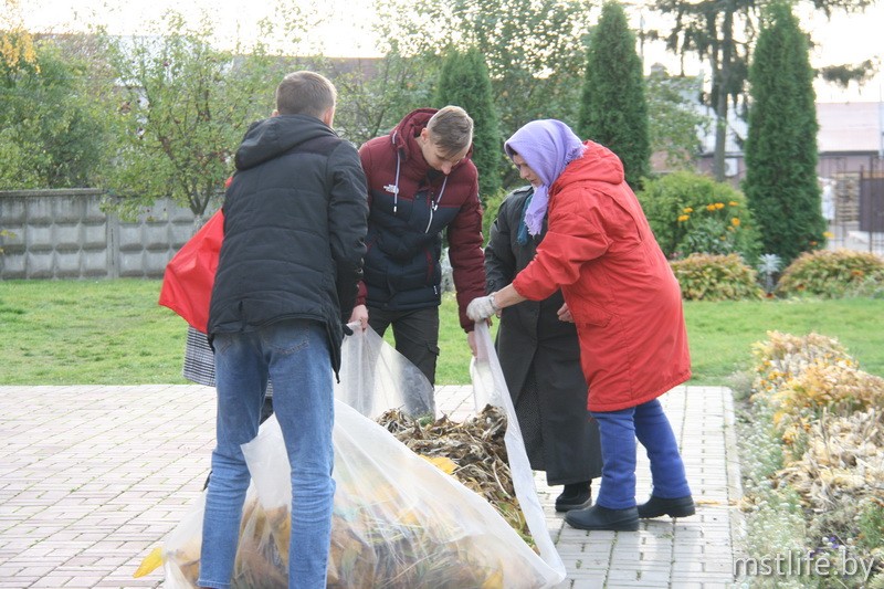 Восстановление святынь Беларуси. Как участники волонтёрского движения благоустраивают территории городских храмов